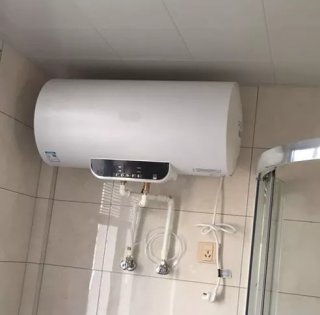 卫生间储水式热水器安装时需要嵌入吊顶吗？